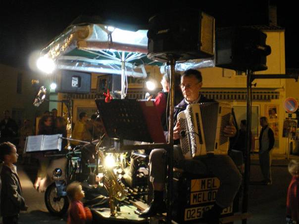 Bal dans la rue de nuit avec la Rosalie