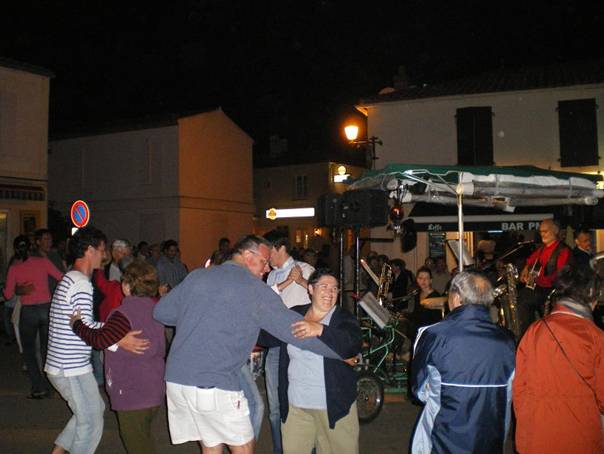 Bal dans la rue de nuit avec la Rosalie