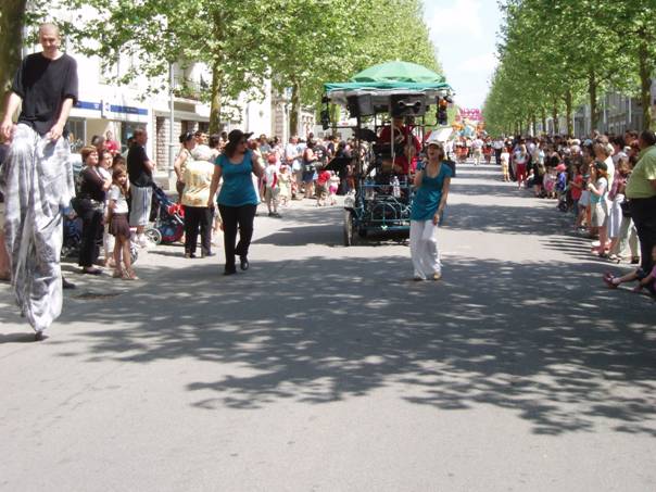 La Rosalie en tte de Carnaval à Parthenay avec 2 chanteuses et un échassier