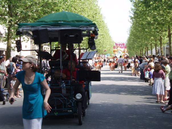 La Rosalie en tte de Carnaval à Parthenay avec 2 chanteuses et un échassier