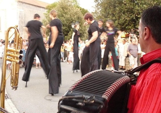 Avec les danseurs échassiers